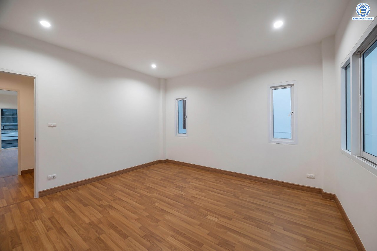 บ้านมือสองตกแต่งใหม่ โครงการ บุษราคัมรีเจนท์ ปิ่นเกล้า-บรมราชชนนี เนื้อที่ 54.20 ตร.ว. ฟังก์ชัน 3 ห้องนอน 3 ห้องน้ำ จอดรถได้ 2 คัน สภาพแวดล้อมดี เดินทางเข้าสู่เมืองได้สะดวกเชื่อมต่อ ถนนพุทธมณฑล สาย 2, ถนนบรมราชชนนี, ถนนกาญจนาภิเษก, ถนนศาลาธรรมสพน์ ใกล้เซ็นทรัลปิ่นเกล้า และ จุดขึ้นทางด่วน "ศรีรัช"...